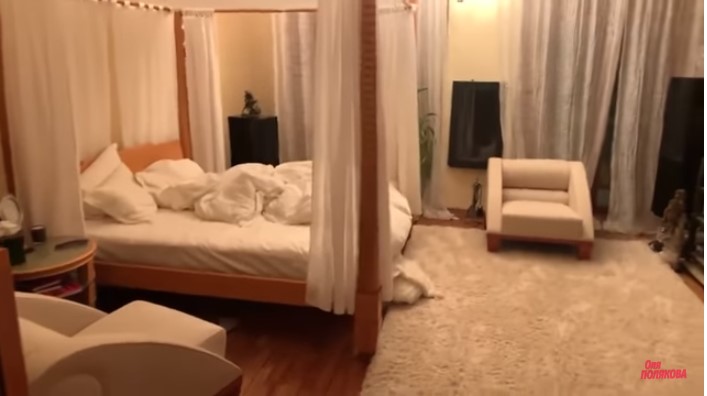 Скриншот: Видео из блога Оли Поляковой. Новая спальня звезды (youtube.com)