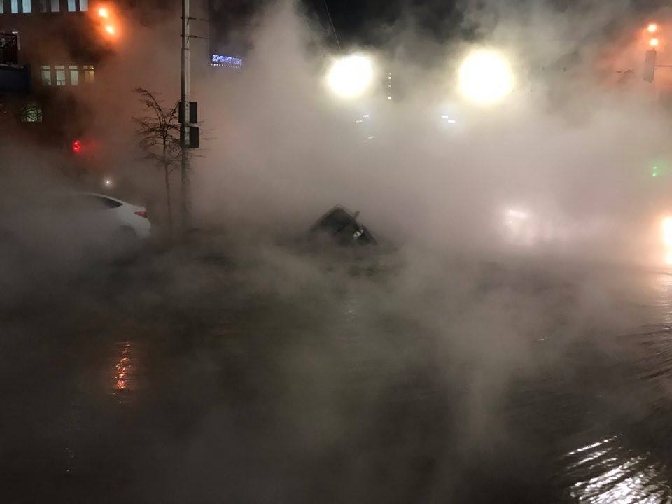 В Киеве прорвало трубу с горячей водой