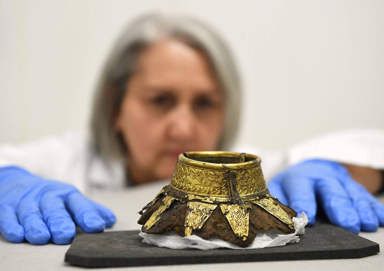 Золотое украшение из гробницы