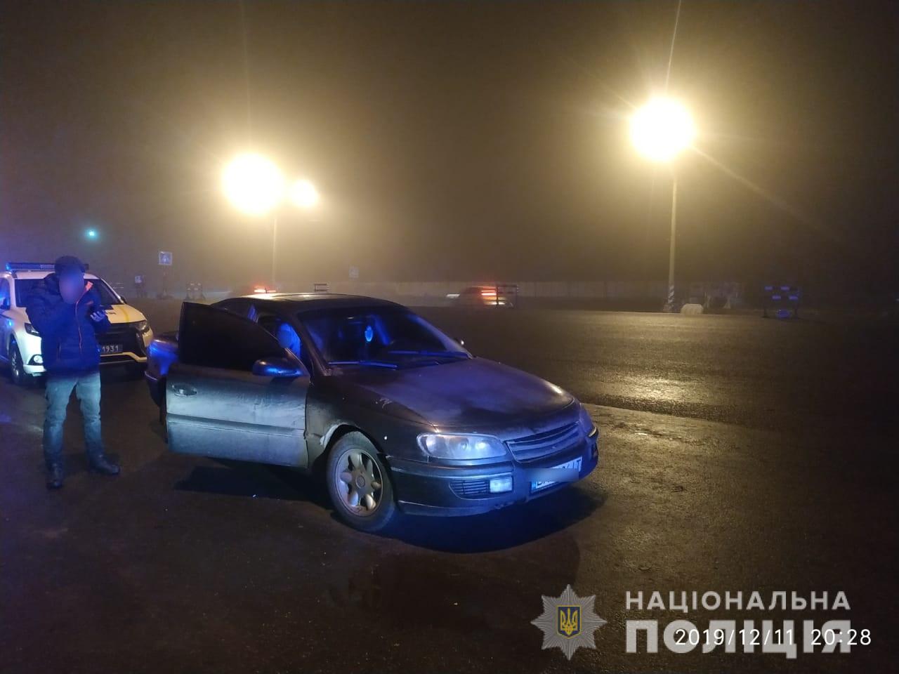 На Киевщине женщина ударила полицейского ногой по голове