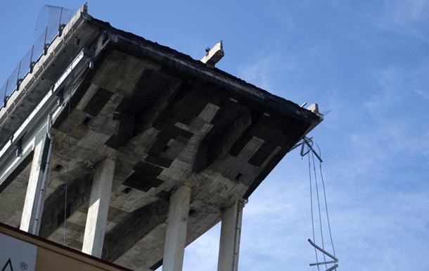 Трещина в опоре моста кажется намного больше, чем днем ранее