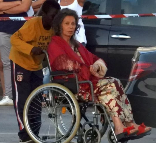 Софи Лорен оказалась «прикованной» к инвалидной коляске