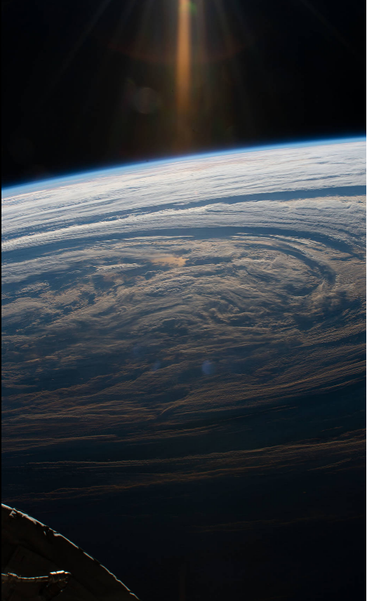 Облачные круги над Землей. Фото: nasa.gov