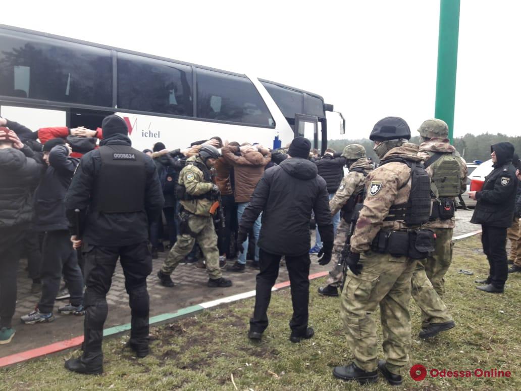 Под Одессой остановили автобусы с вооруженными людьми