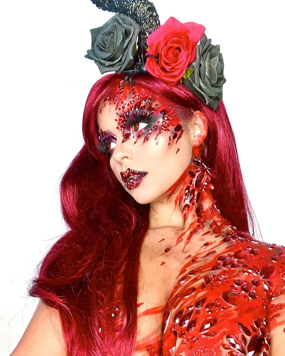 Деми Роуз шокировала фанатов образом на Хэллоуин