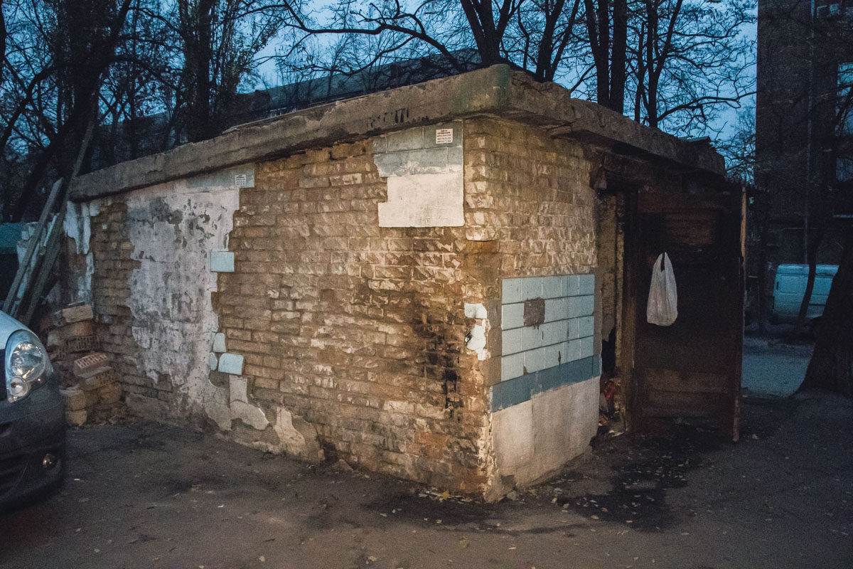 В пoдcoбкe дeтcкoгo caдa был oбнaружeн труп мужчины