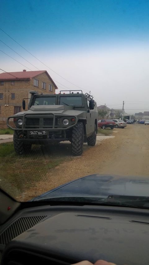 К мечети в Крыму приехали силовики
