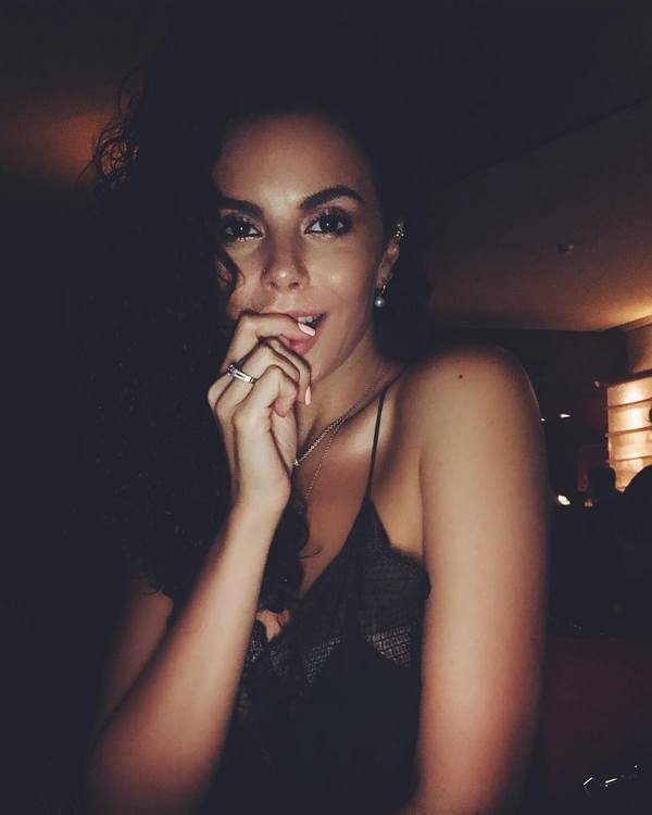 Настя Каменских заинтриговала поклонников кольцом на безымянном пальце