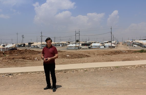 Профессор Ян Илхан Кизилхан в лагере беженцев Шариа под Дохуком, Северный Ирак Фото из личного архива профессора Кизилхана