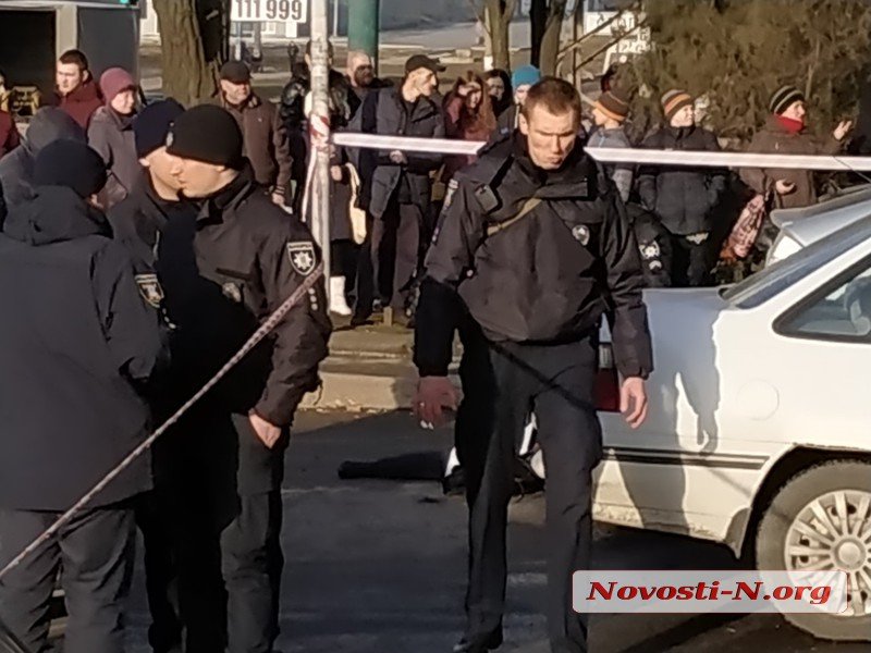 Возле здания суда в Николаеве расстреляли двух человек