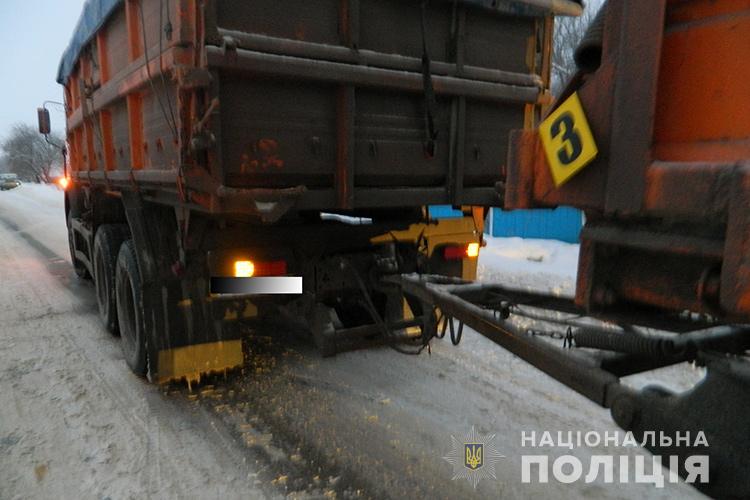 В Тeрнопoльcкoй oблacти грузoвик пeрeeхaл пьянoгo мужчину