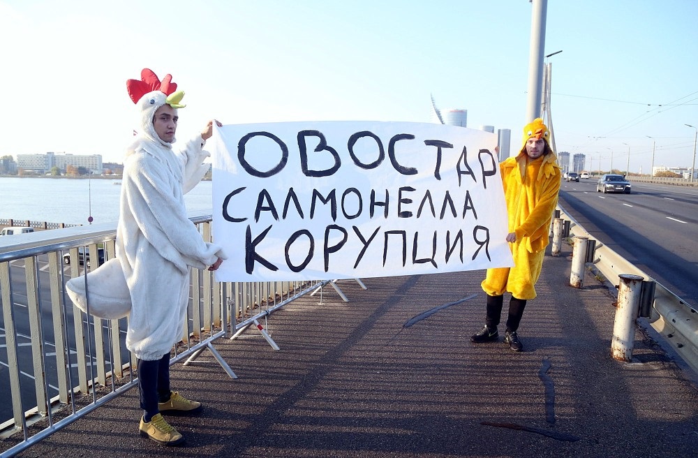 Местные жители в костюмах цыплят протестовали против производства украинских яиц в Латвии