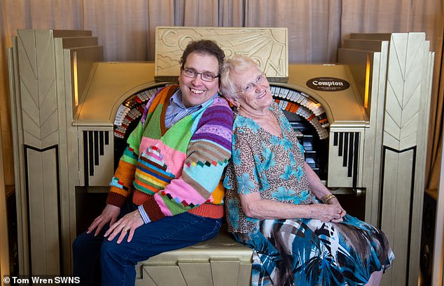 83-летняя британка и ее 44-летний муж отметили 14 лет брака