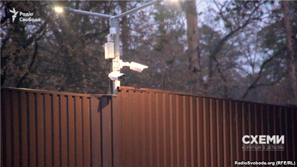 Не вся территория комплекса запущенная – часть ее находится под бдительной охраной