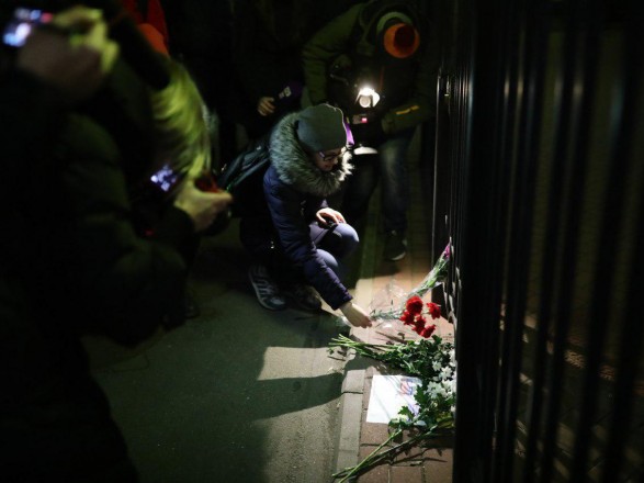 К генконсульству Украины в Петербурге россияне несут цветы 
