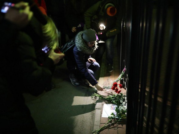 К генконсульству Украины в Петербурге россияне несут цветы