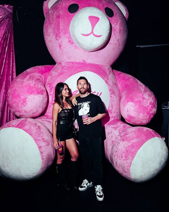 Мессі, його дружина та рожевий ведмідь