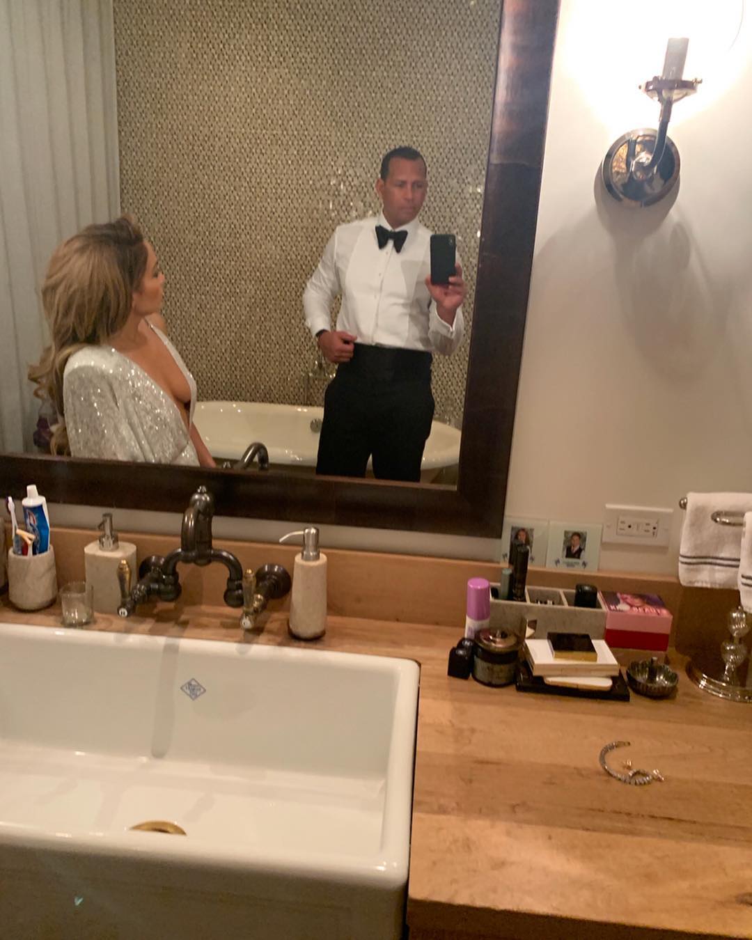 Лопес блистала в роскошном платье