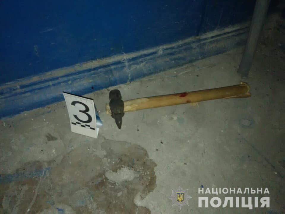 Мужчина с ножом и молотком набросился на полицейских