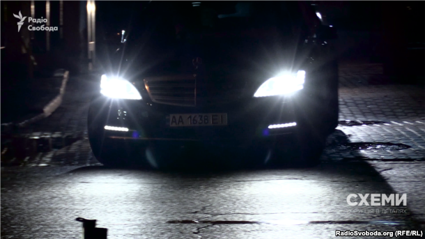 «Мерседес» Арсена Авакова выезжает с территории Министерства внутренних дел 7 ноября 2016 года