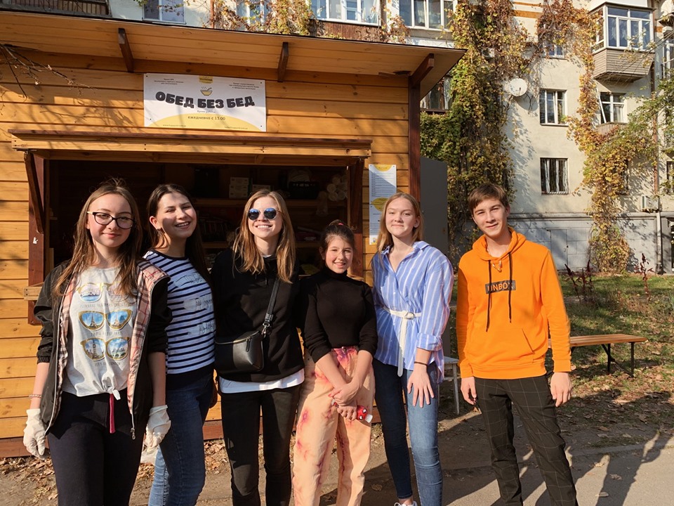 Александра Зеленская раздавала обеды малоимущим