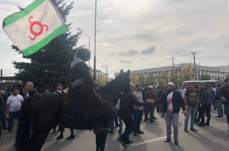 Митинг в Ингушетии: всадник с национальным флагом (фото из Twitter Лизы Фохт)