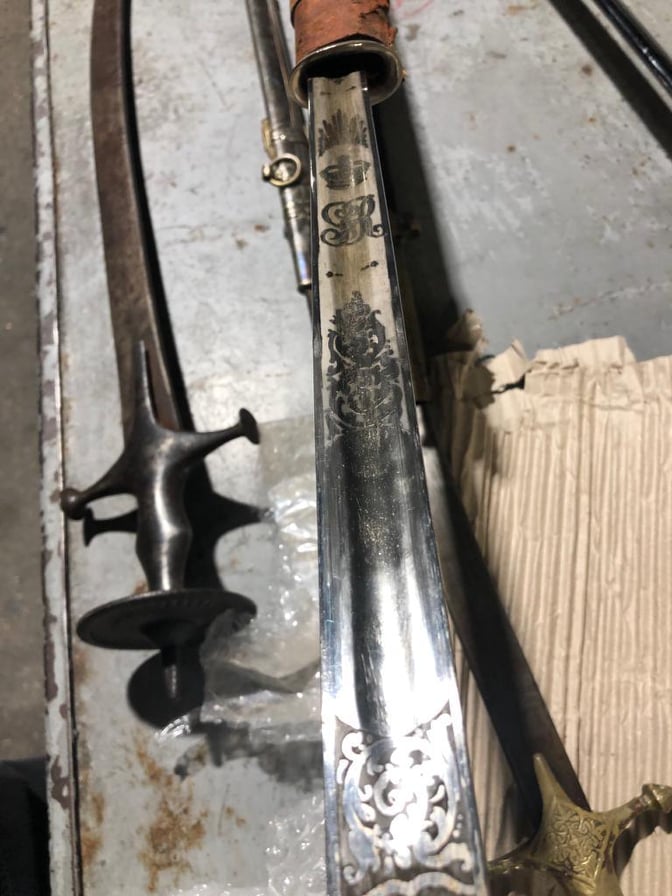 Мужчина пытался незаконно провезти сабли и меч из Италии в Украину