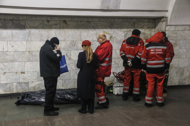 Люди пытались привести мужчину в чувство и вызвали «скорую»