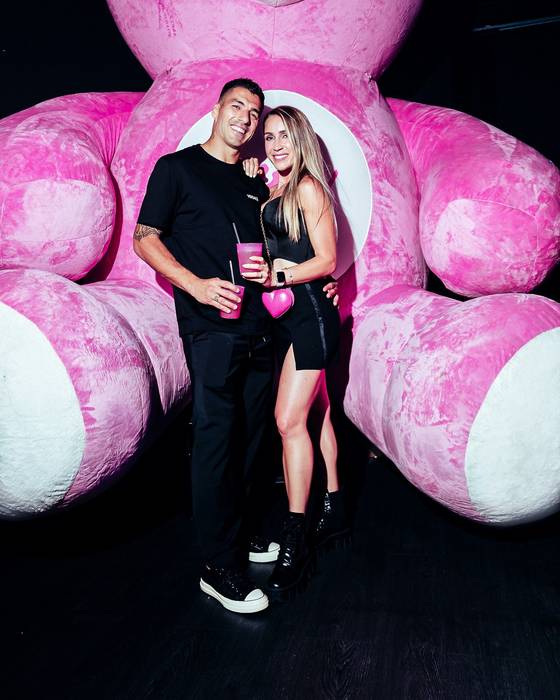 Суарес з дружиною і ведмедиком-гігантом