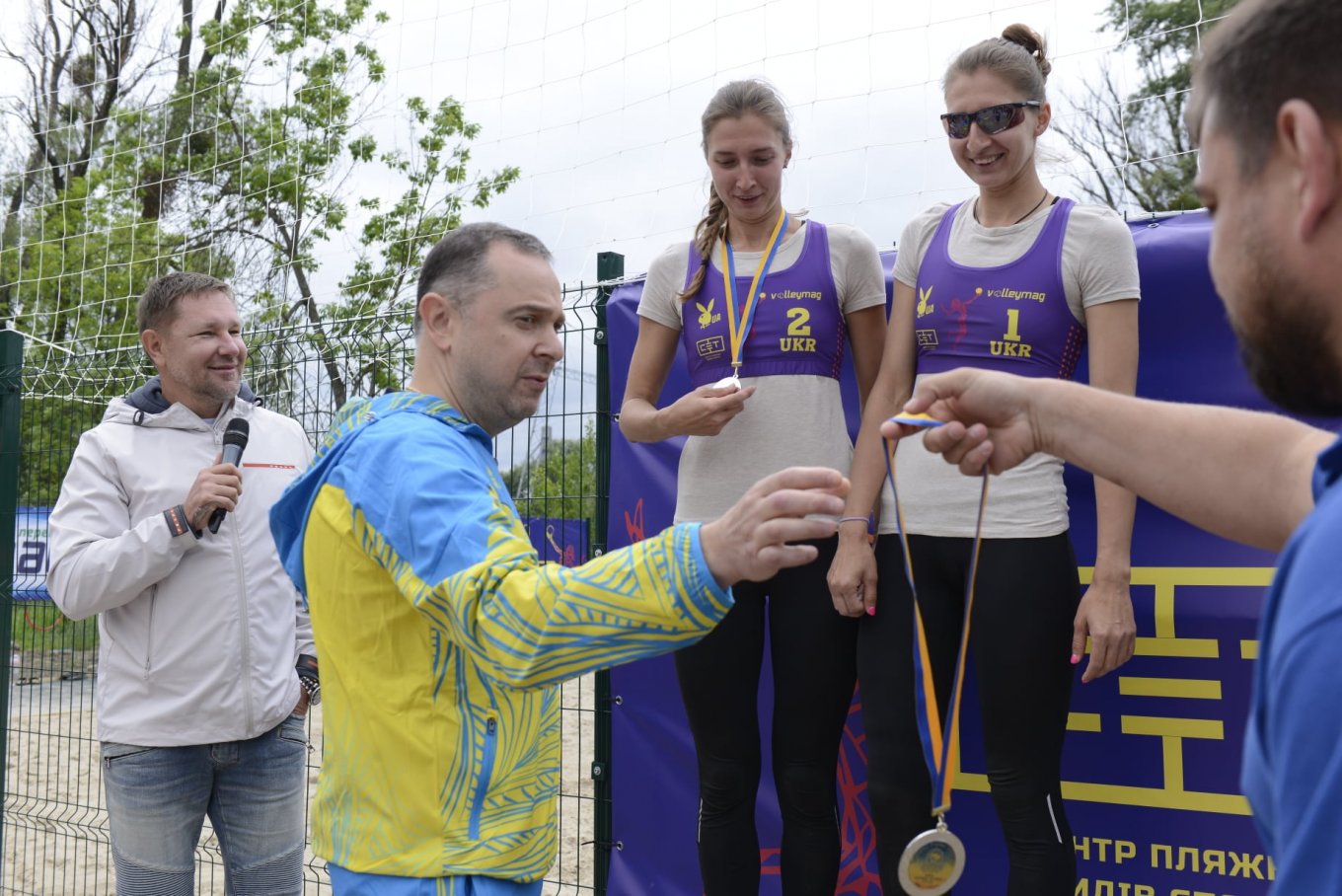 Вадим Гутцайт награждает сестер Махно