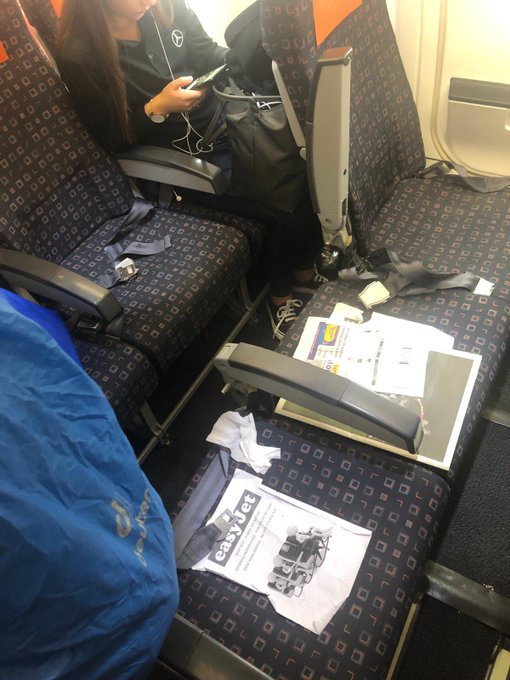 На рейсе лоукостера EasyJet сфотографировали пассажирку в кресле без спинки