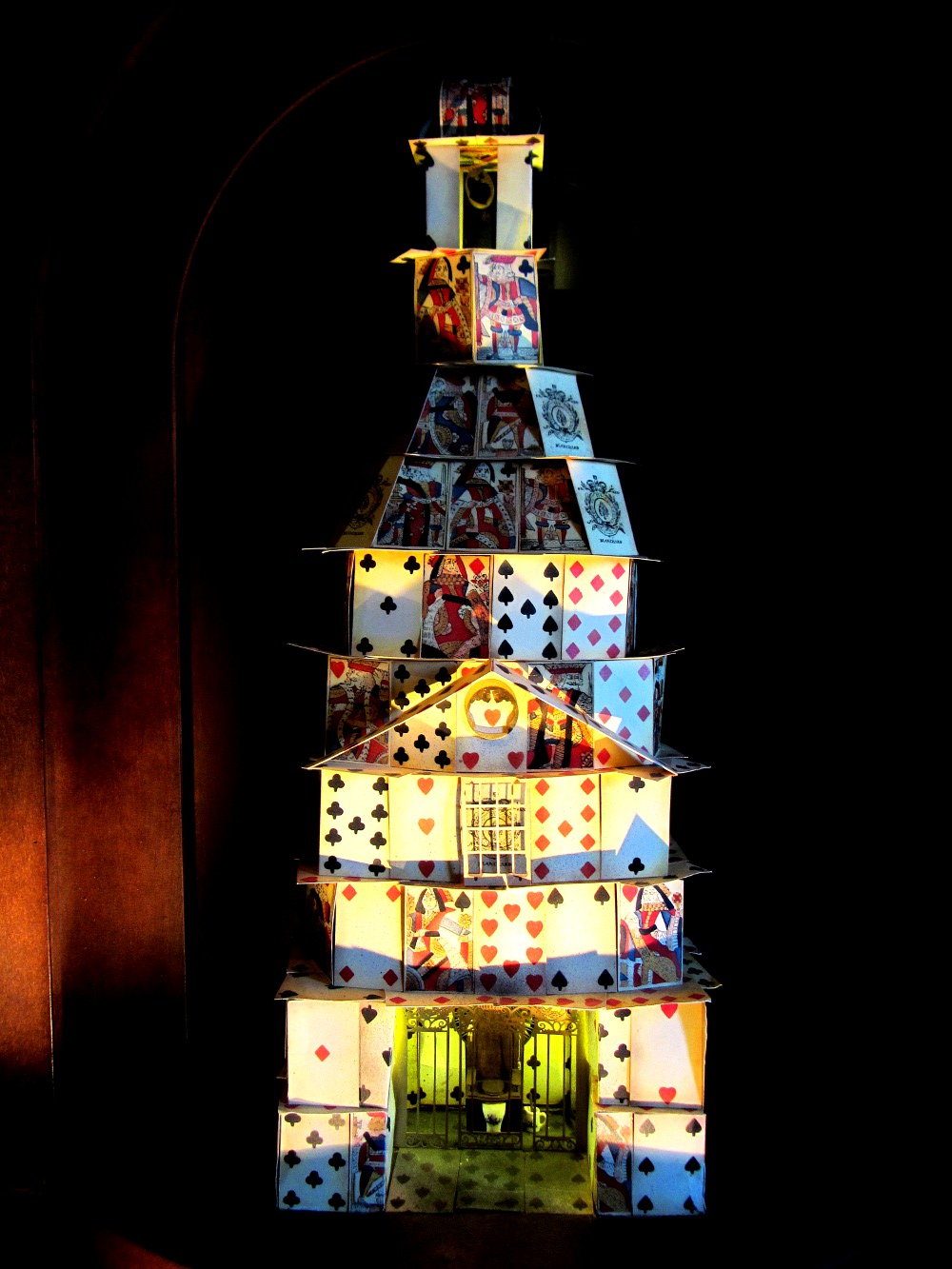 Карточный домик в комнате, где король Георг II узнал о смерти своего сына, которого он презирал