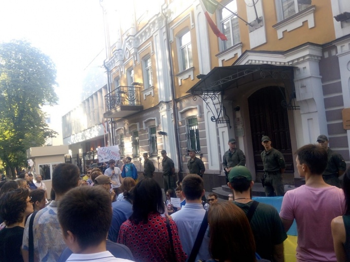 В Киеве пикетируют посольства