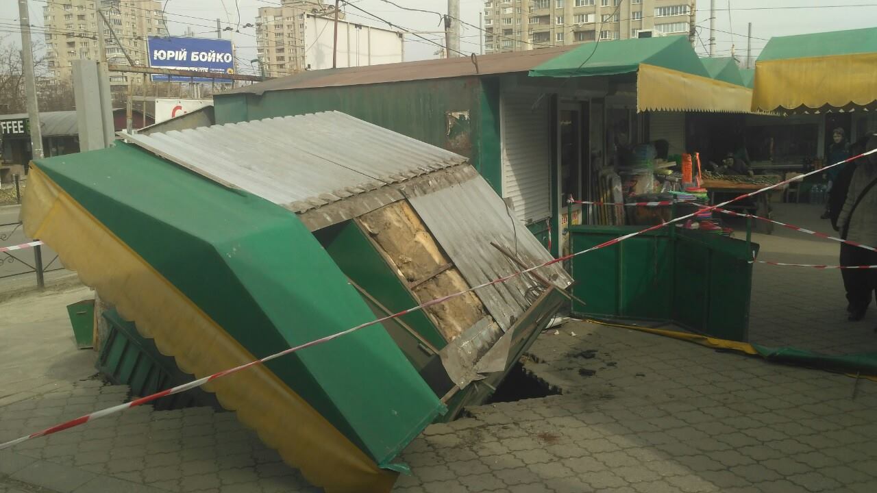 МАФ провалился под землю на рынке в Сумах
