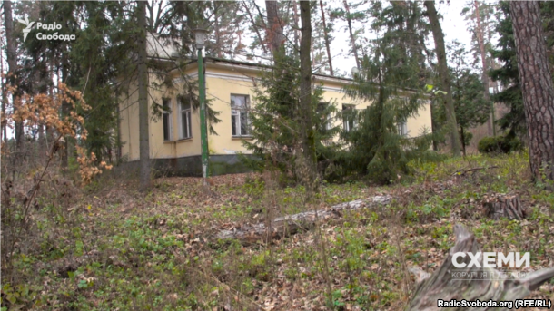 На фоне отремонтированного административного здания, остальные постройки на территории комплекса выглядят значительно хуже