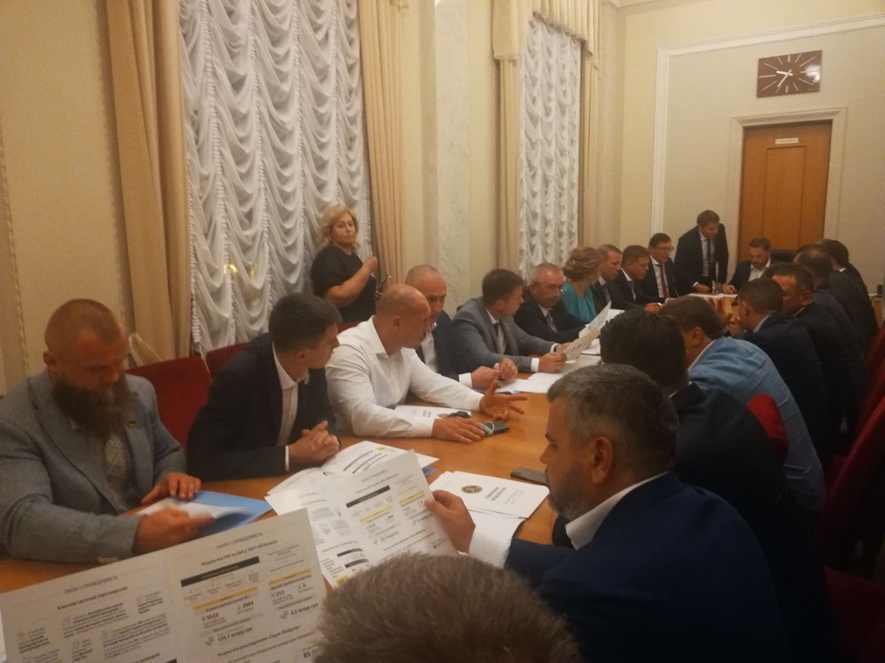 Фото: заседание комитета (РБК-Украина)
