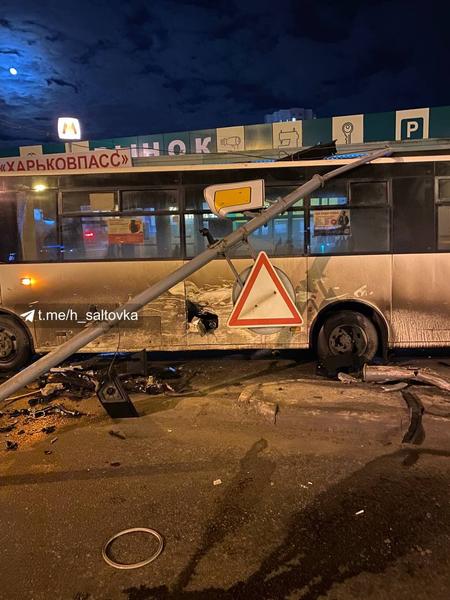 В Харькове электроопора упала на маршрутку с людьми