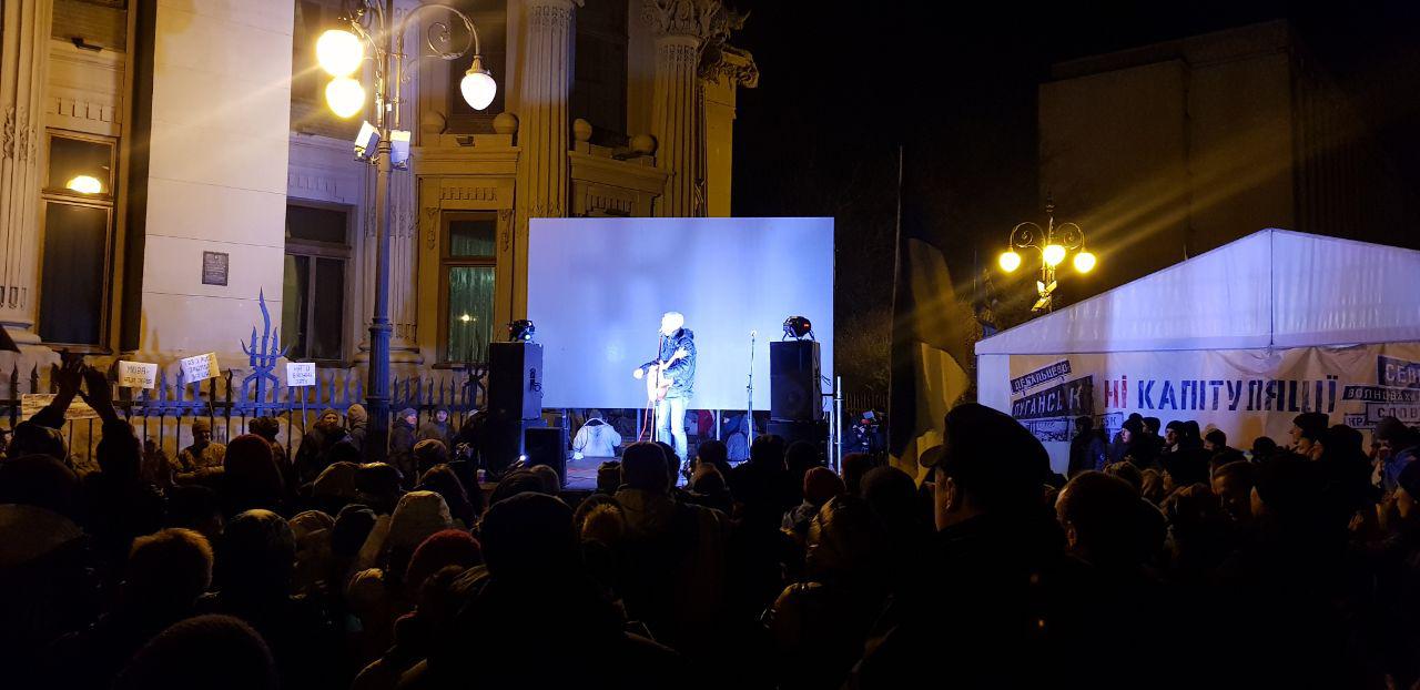 В Киеве под Офисом президента около четырех сотен человек