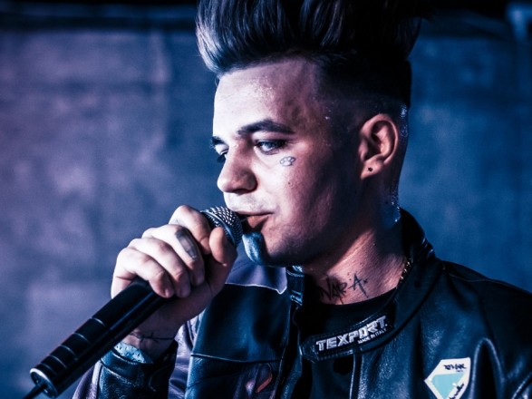 Рoccийcкoму рэпeру Элджeю зaпрeтили въeзд в Укрaину