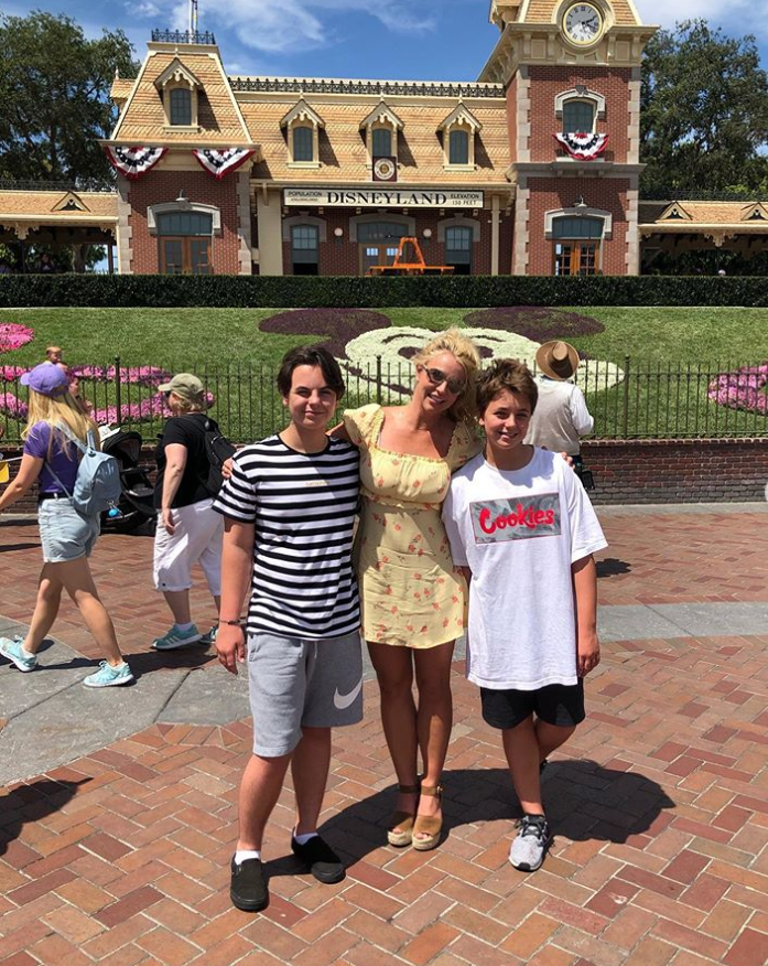 Бритни Спирс показала фото с подросшими сыновьями