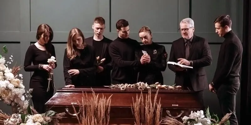 труна на похоронах