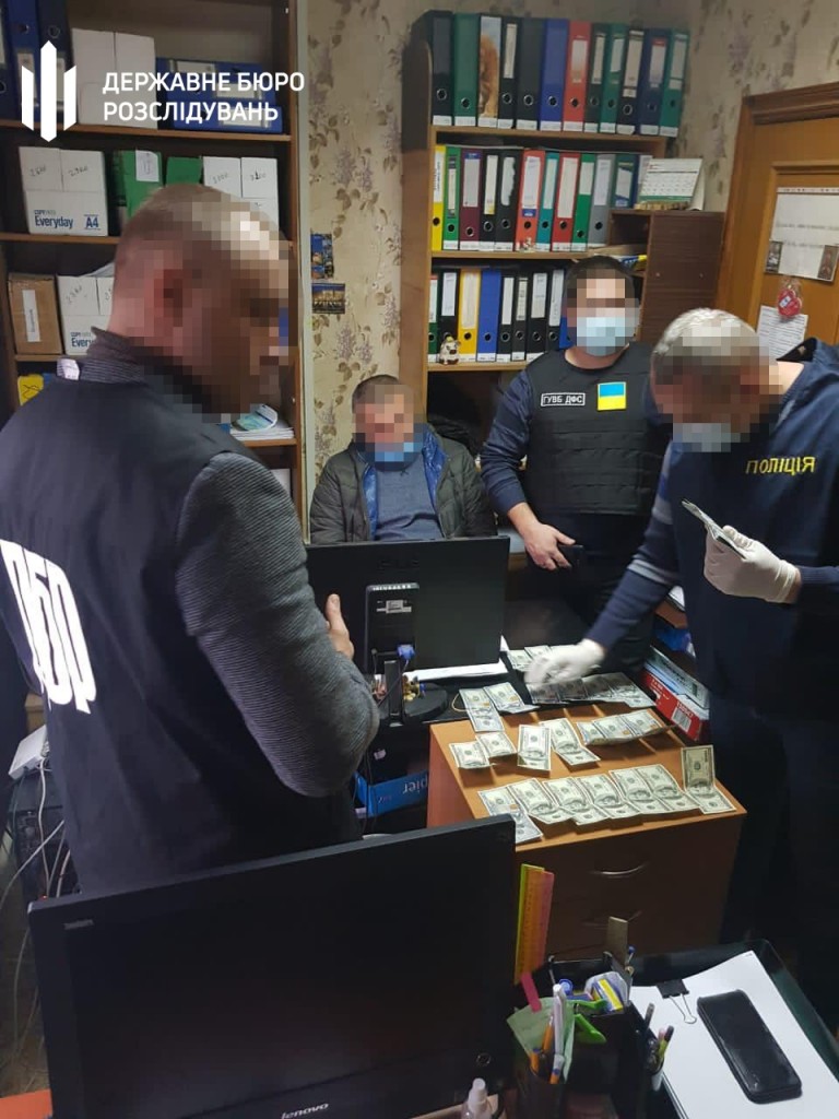 В Херсонской области на валютной взятке задержали налоговика