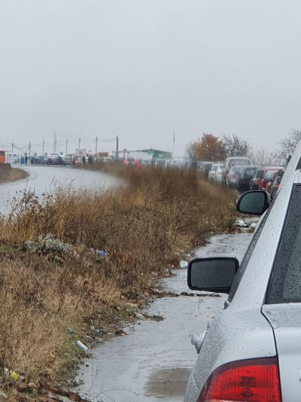 Очередь из машин возле пропускного пункта