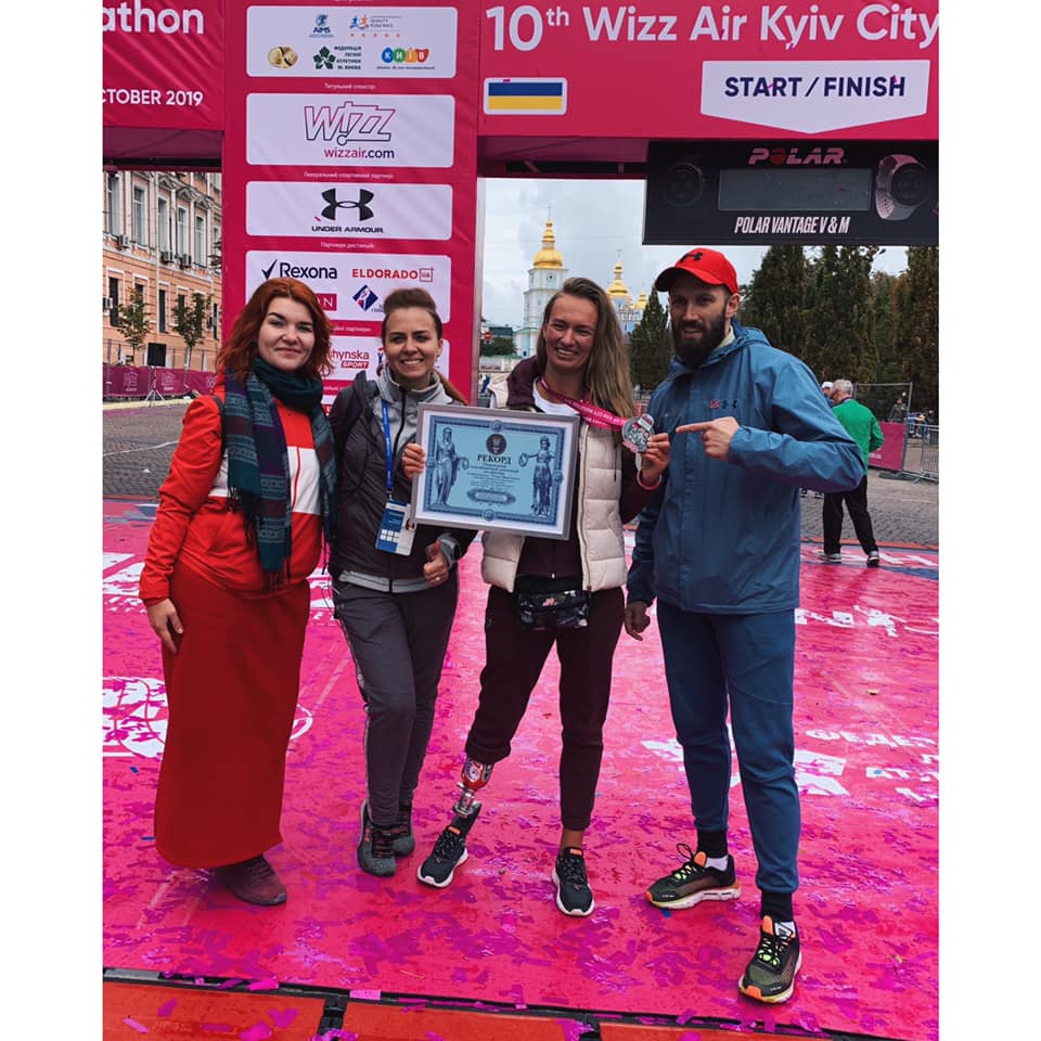Татьяна Воротилина с протезом ноги установила рекорд на Wizz Air в Киеве (фото: facebook.com/geyzerkrik)