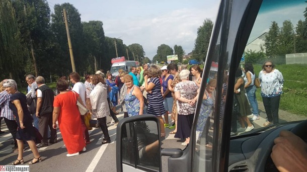 Педагоги перекрыли дорогу на Львов