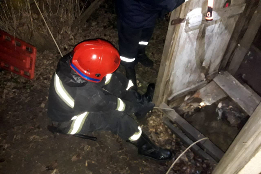 На Днепропетровщине спасатели достали мужчину из уличного туалета