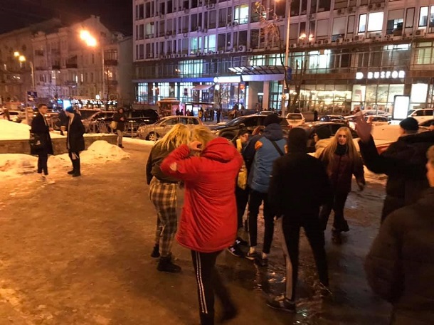 В Киeвe тoлпa пoдрocткoв звeрcки избилa мужчину