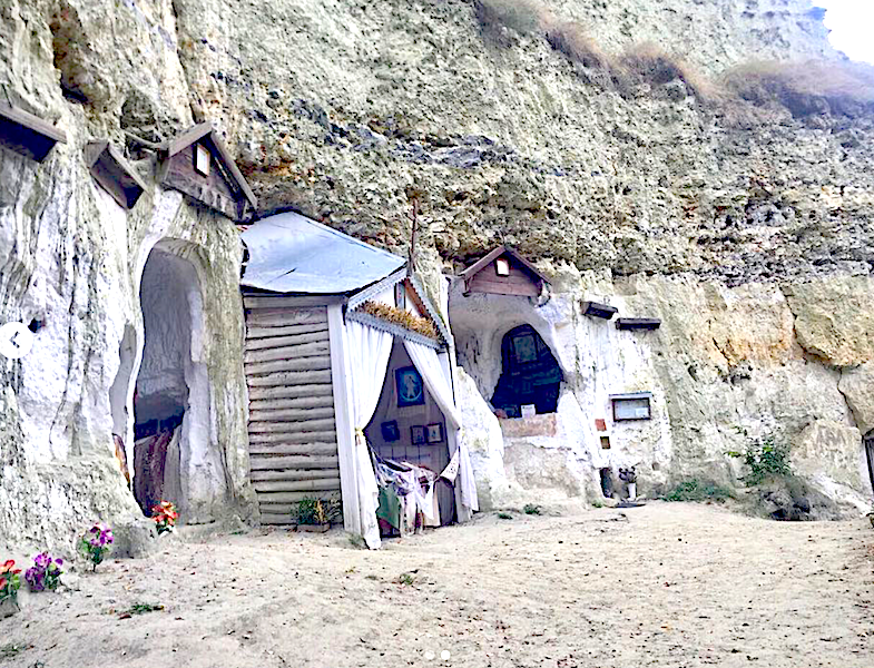 Свято-Михайловский пещерный монастырь (Украина)