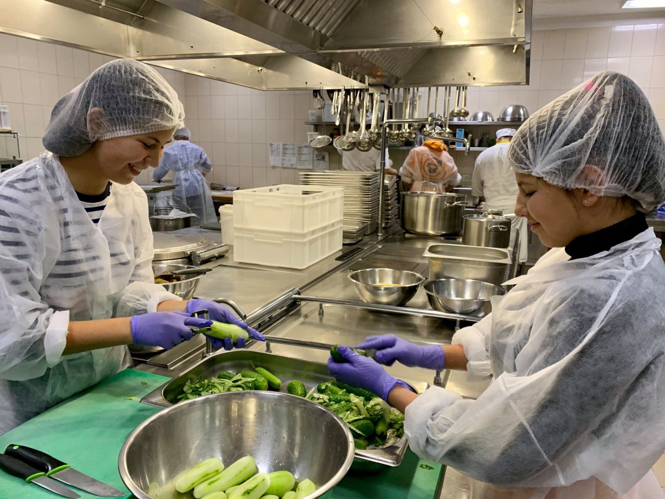 Александра Зеленская раздавала обеды малоимущим