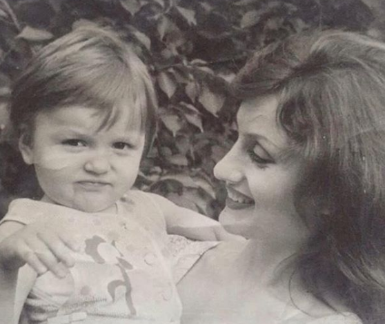 Оля Полякова растрогала детскими снимками с мамой